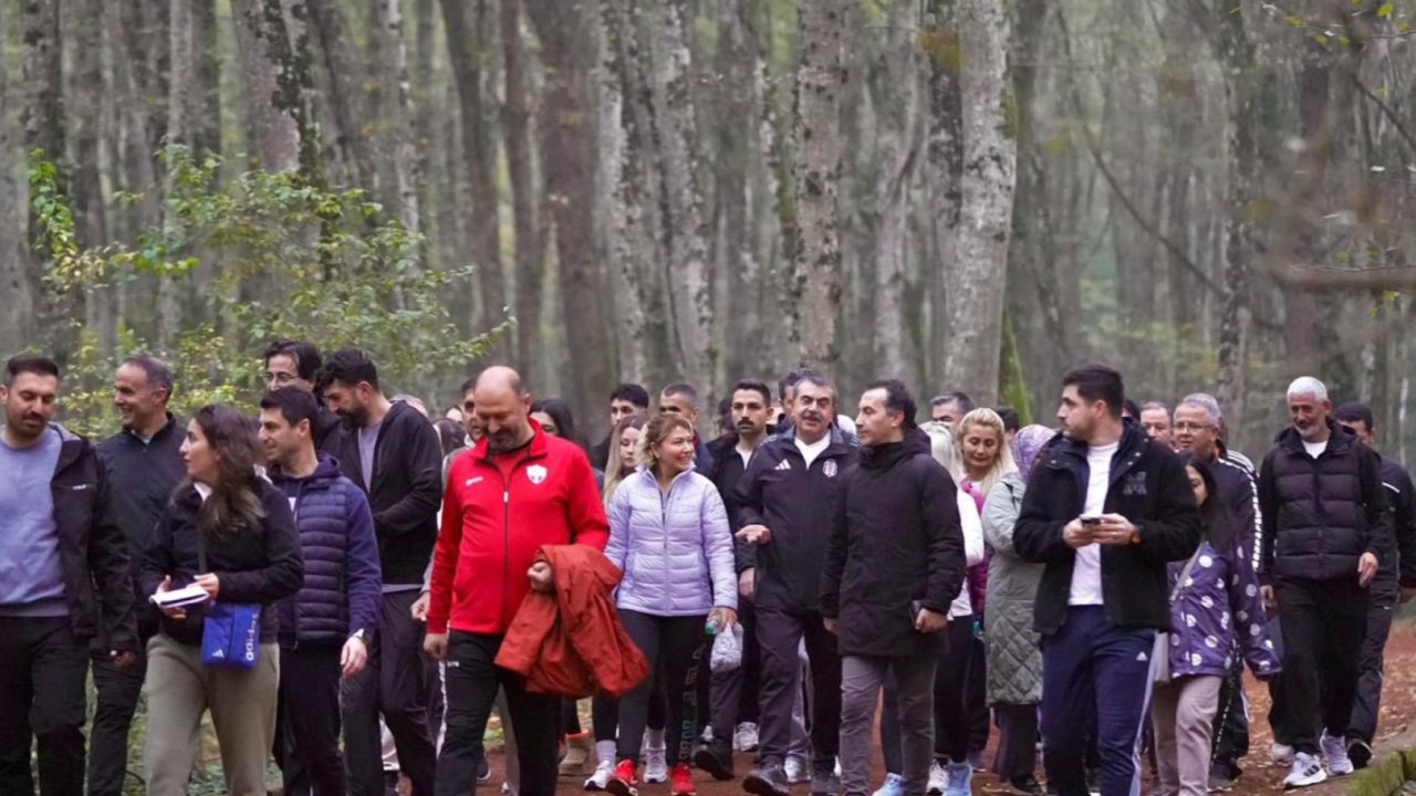 Bakan Tekin Belgrad Ormanı&#039;nda öğretmenlerle yürüdü