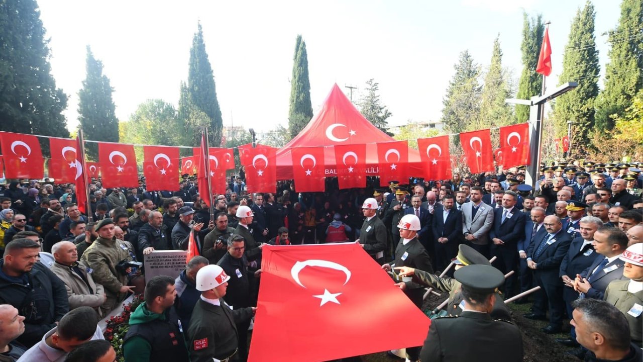 Balıkesir, şehit Uzman Çavuş Emre Sayın&#039;ı son yolculuğuna uğurladı