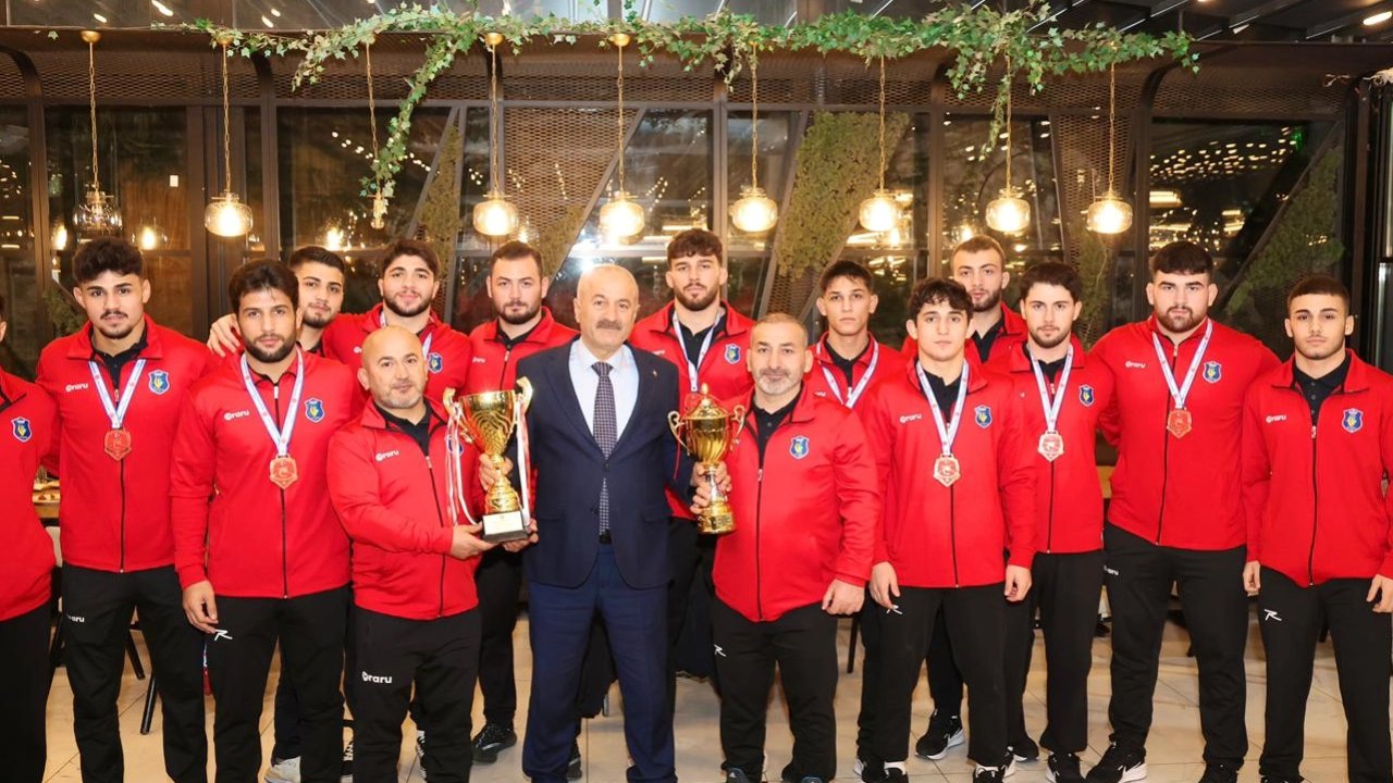 Başkan Büyükgöz şampiyon güreşçileri ağırladı