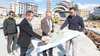 Başkan Çiftçi, Çayırova Kent Meydanı’nda incelemelerde bulundu