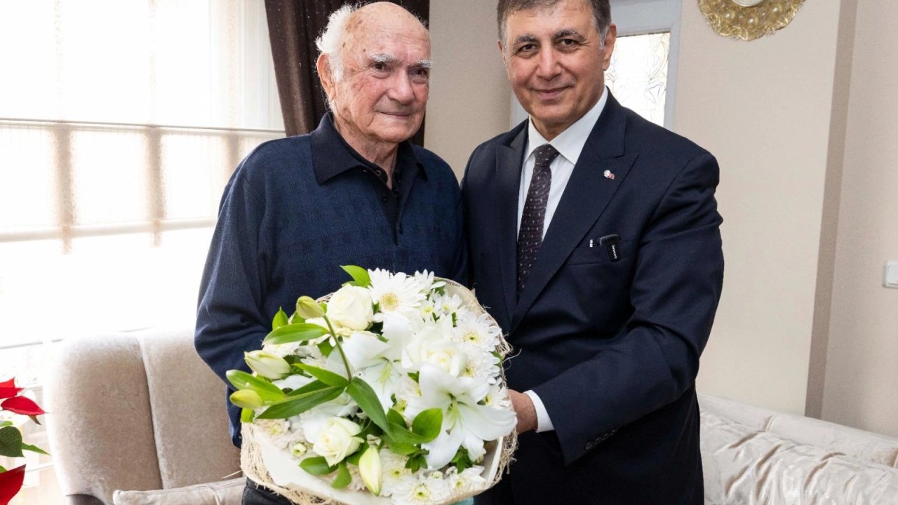 Başkan Tugay&#039;dan lise öğretmenini duygulandıran ziyaret