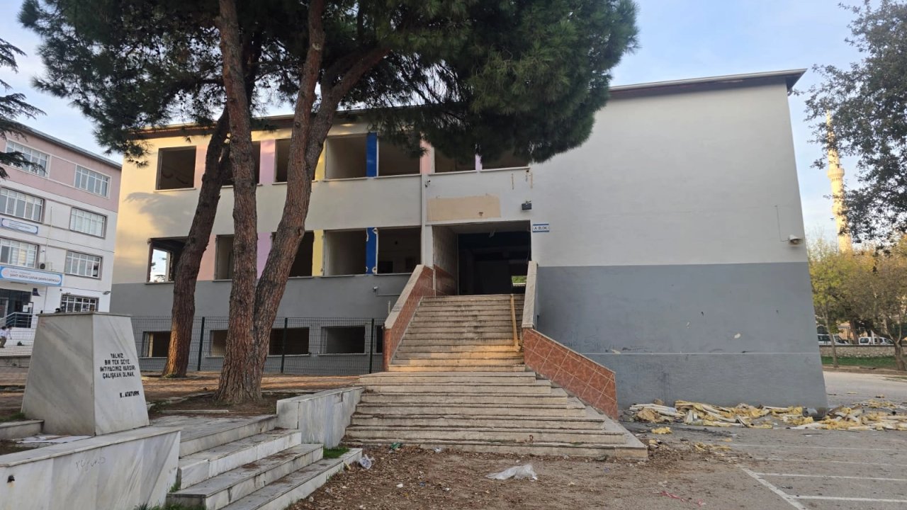 Beril&#039;in daveti Bursa’da büyük bir adımı başlattı... Bursa&#039;da 43 yıllık okul yıkılıyor