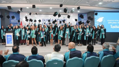 BTÜ'de lisansüstü mezuniyet coşkusu...449 öğrenci kep attı