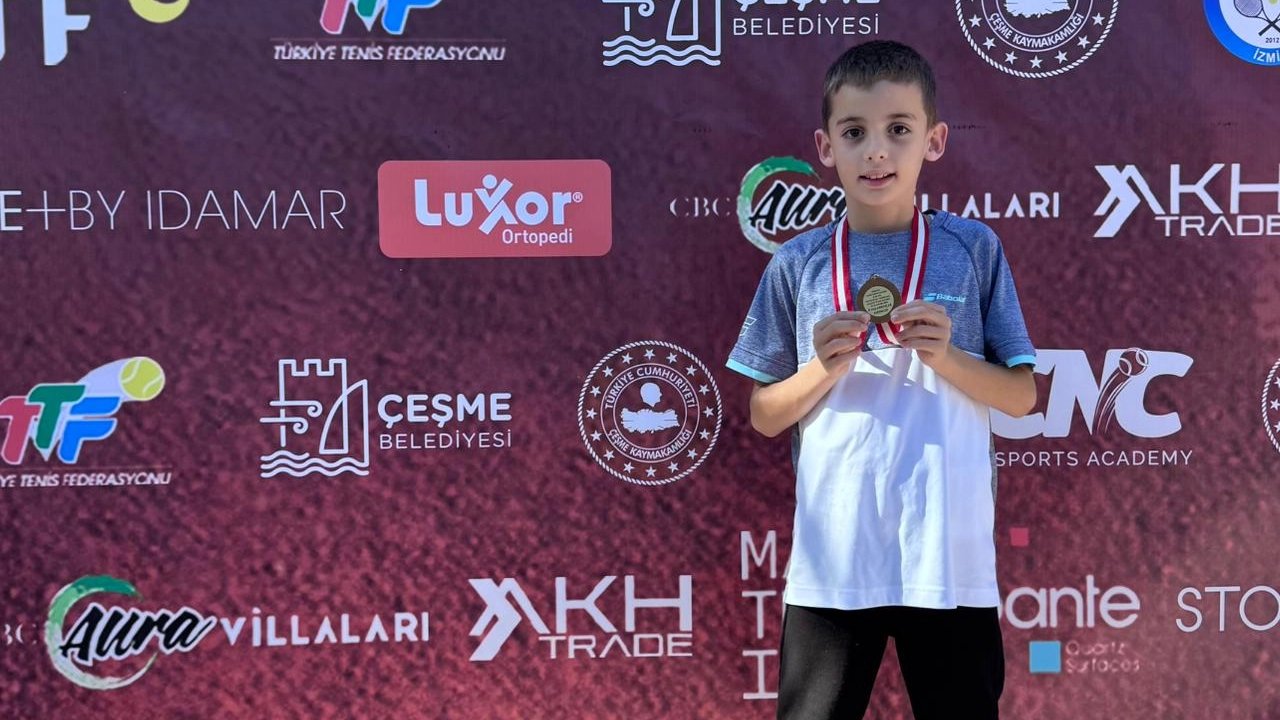 Bursa Büyükşehir Belediyesporlu tenisçilerden 2 şampiyonluk