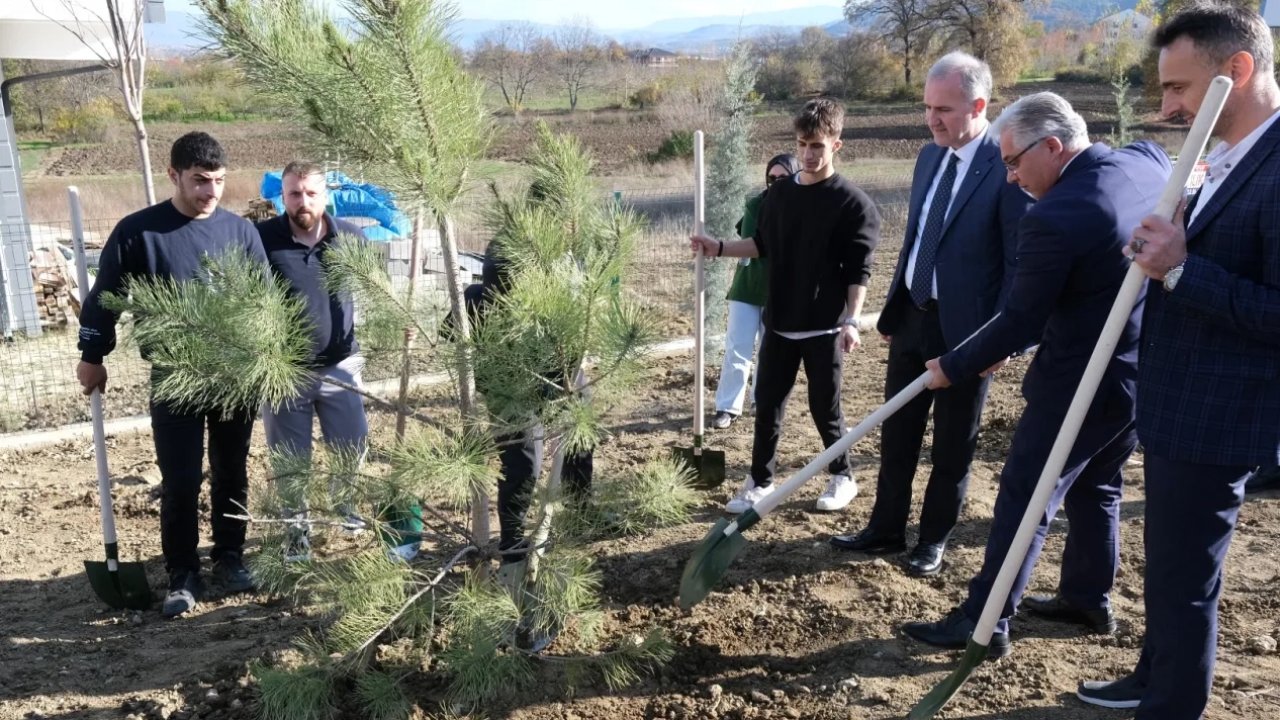 Bursa İnegöllü gençler 32 fidanı toprakla buluşturdu