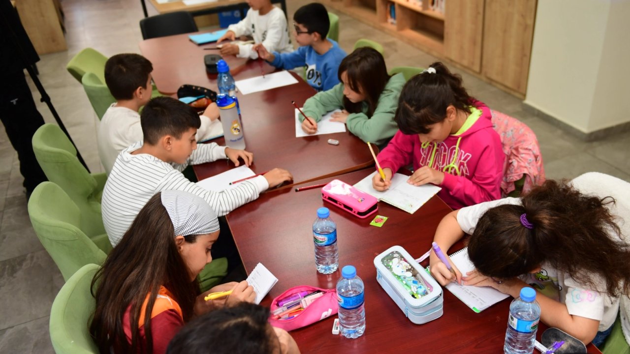 Bursa Osmangazi’de çocuklar hayallerini kağıda döküyor