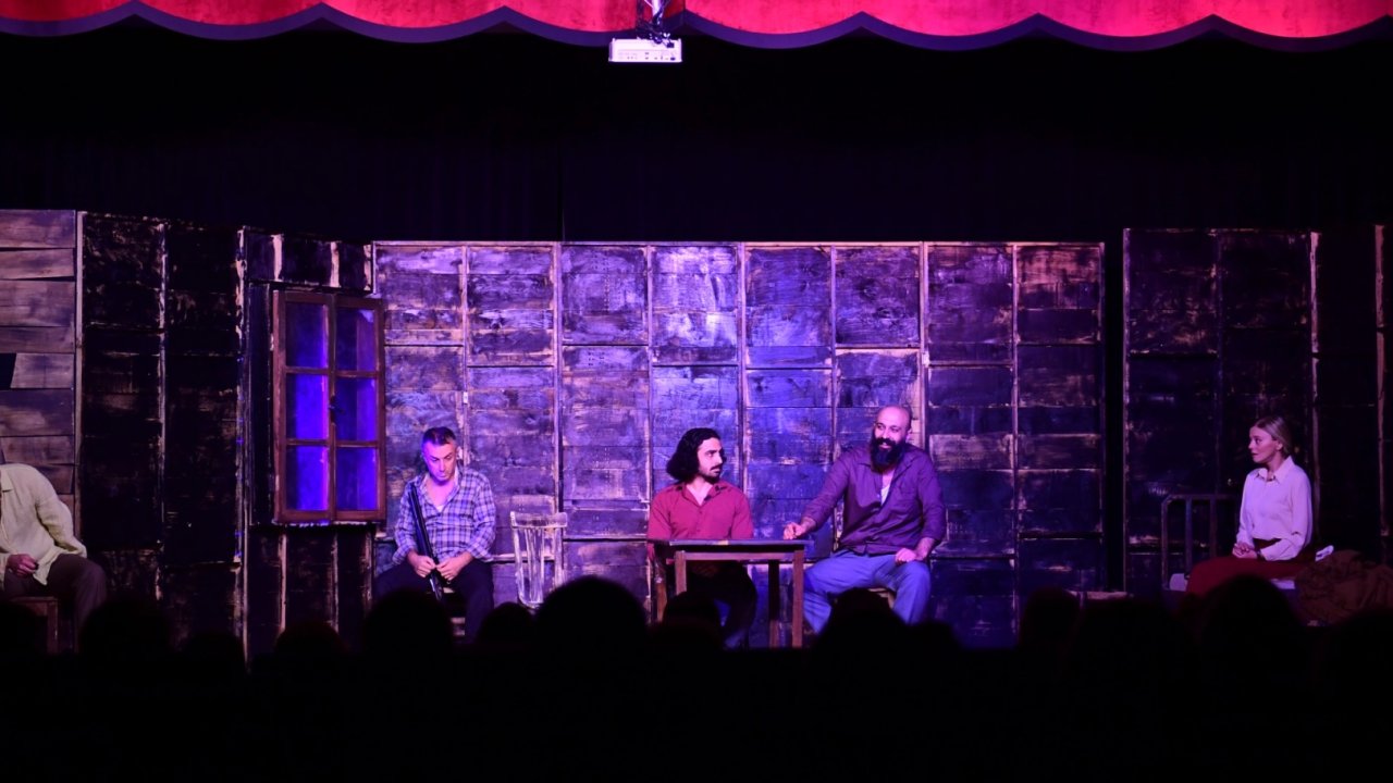 Bursa Osmangazi&#039;de ‘Duvarların Ötesi’ni sanatseverlerle buluşturdu