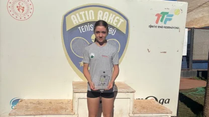 Bursa Osmangazili raket şampiyonluk kürsüsüne oturdu