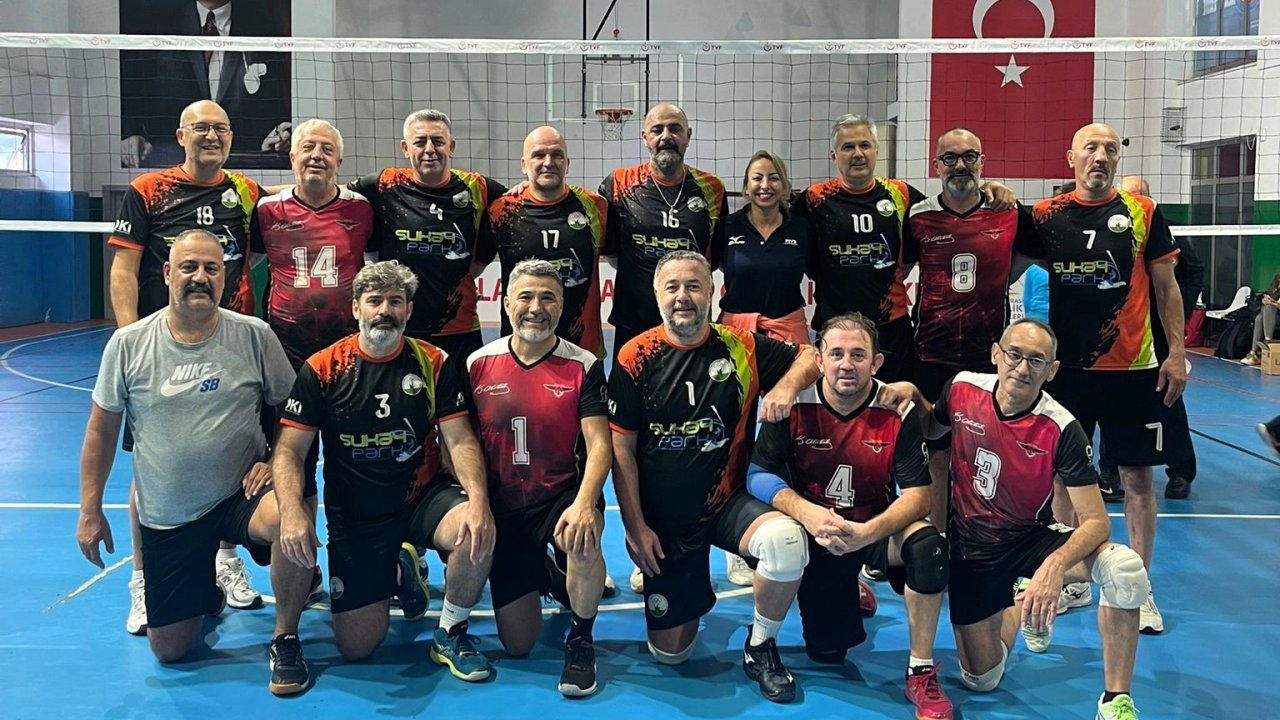 Bursa Osmangazi’nin veteran voleybolcuları zirveye çıktı
