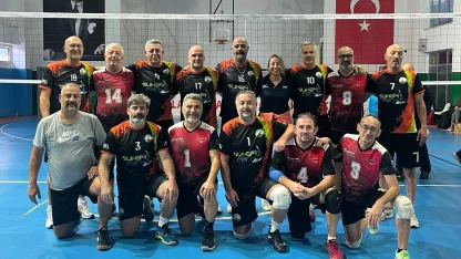 Bursa Osmangazi’nin veteran voleybolcuları zirveye çıktı