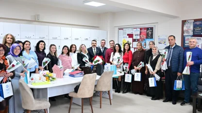Bursa Yıldırım’da Öğretmenler Günü çiçeklerle kutlandı