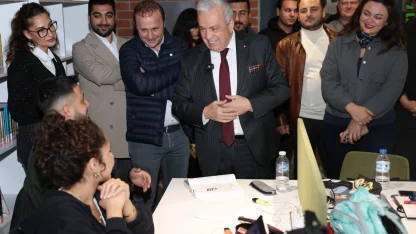 Bursa'da Başkan Şadi Özdemir’den üniversitelilere vize morali