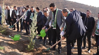 Bursaspor yönetimi ve futbolcuları Gürsu’da fidan dikti