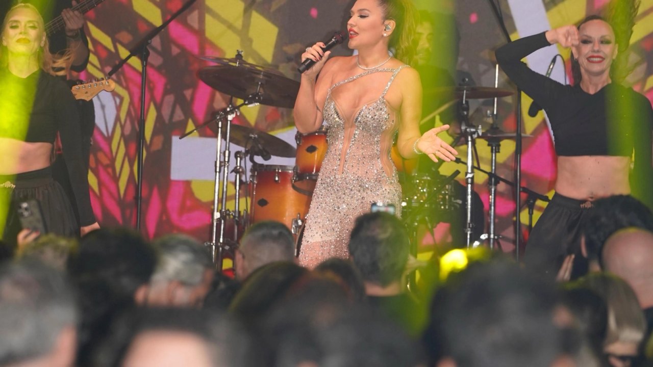 Demet Akalın&#039;dan Antalya&#039;da unutulmaz performans... Yeni hiti &#039;Beni Unutma&#039; listelere hızlı giriş yaptı