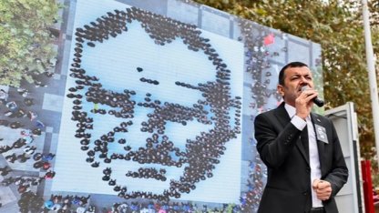 Denizli'de belediye personelleri Atatürk silüeti oluşturdu