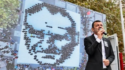 Denizli'de belediye personelleri Atatürk silüeti oluşturdu