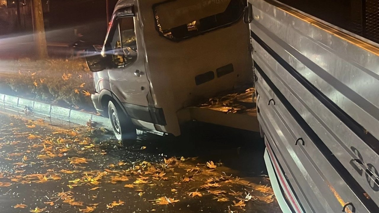 Düzce Konuralp’te lastiği patlayan kamyonet refüje çarptı