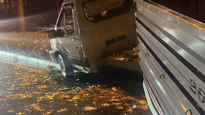 Düzce Konuralp’te lastiği patlayan kamyonet refüje çarptı