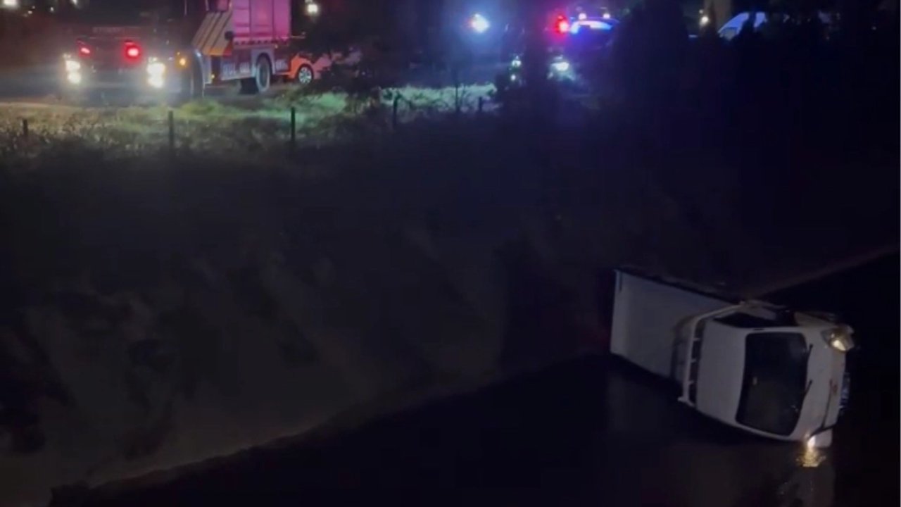 Düzce&#039;de kamyonet su kanalına devrildi!