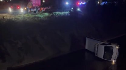 Düzce'de kamyonet su kanalına devrildi!