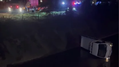 Düzce'de kamyonet su kanalına devrildi!