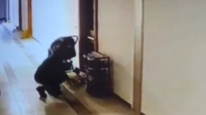 Düzce'de kuryenin ayakkabı hırsızlığı kameraya yansıdı