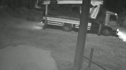 Düzce'de mobil vinç telefon direğini kırıp olay yerinden uzaklaştı