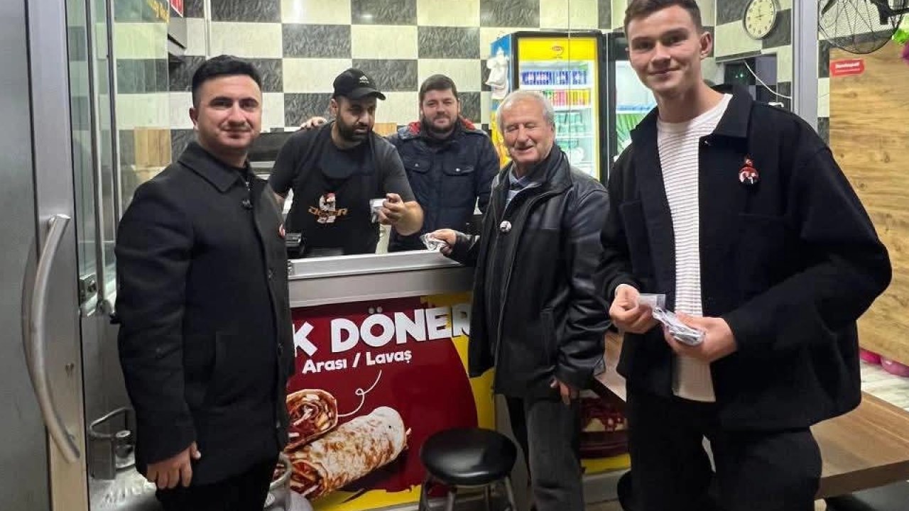 Edirne Keşan’da AK Parti Gençlik Kolları Atatürk rozeti dağıttı