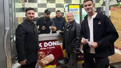 Edirne Keşan’da AK Parti Gençlik Kolları Atatürk rozeti dağıttı