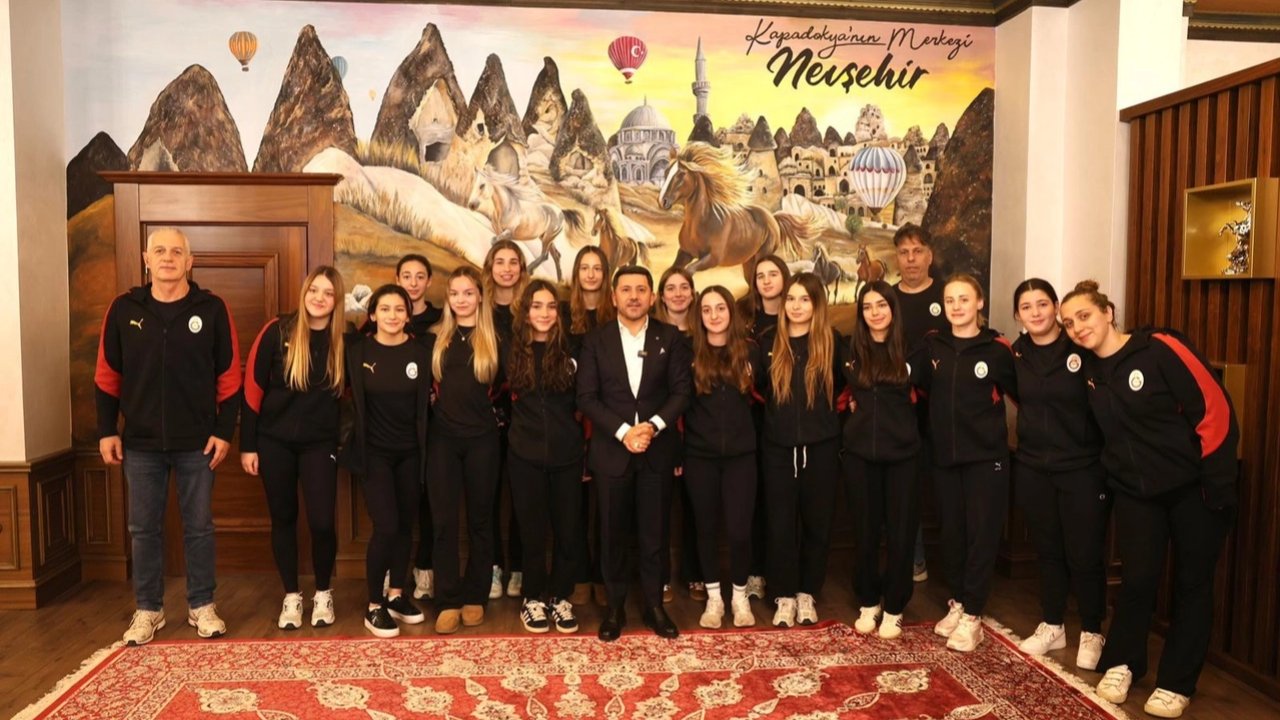 Galatasaray Sutopu Takımı&#039;ndan Başkan Arı&#039;ya ziyaret