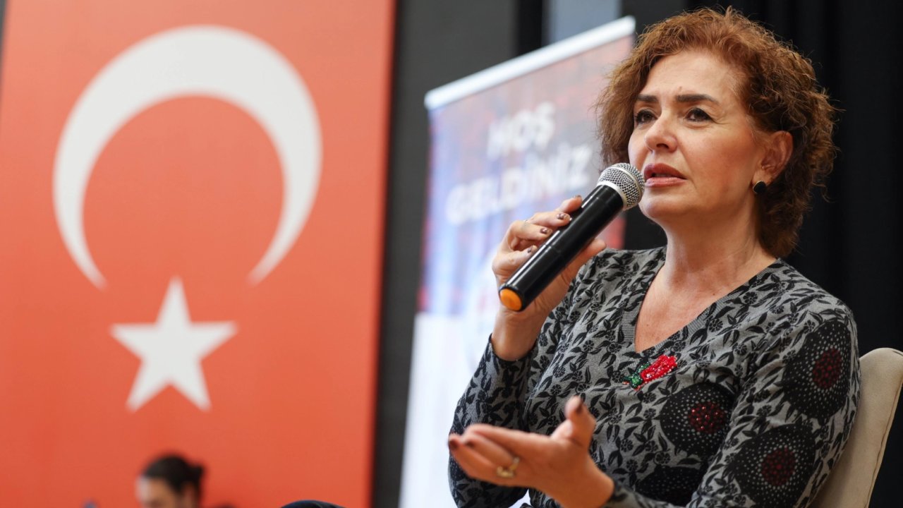 Gazeteci Özlem Gürses&#039;ten Bakırköy&#039;de &#039;umutlu&#039; konuşma