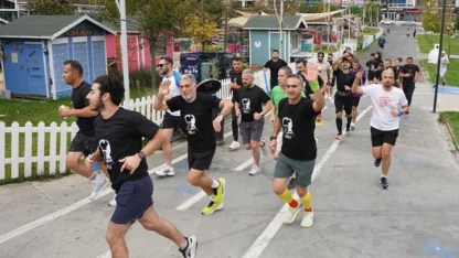 İstanbul Beylikdüzü'nde yüzlerce kişi Ata'ya saygıya koştu