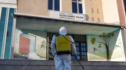 İstanbul Maltepe’de okullar dezenfekte ediliyor