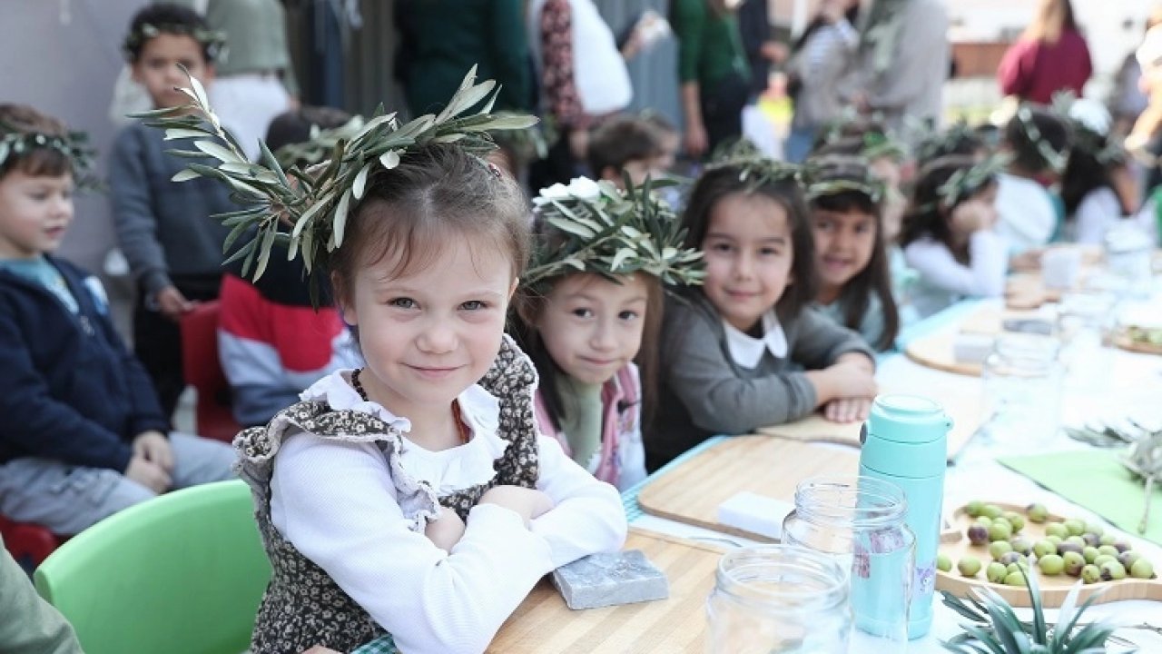 İzmir Aliağa&#039;da minik eller zeytinle buluştu