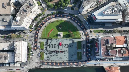 İzmir Ata’sına 350 metrelik posterle yürüdü