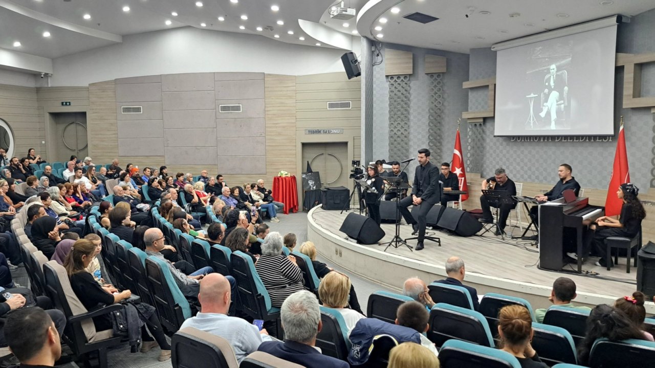 İzmir Bornova’da 10 Kasım’da duygu dolu gece