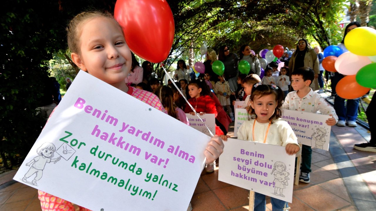 İzmir Bornova&#039;da çocuklardan renkli etkinlik