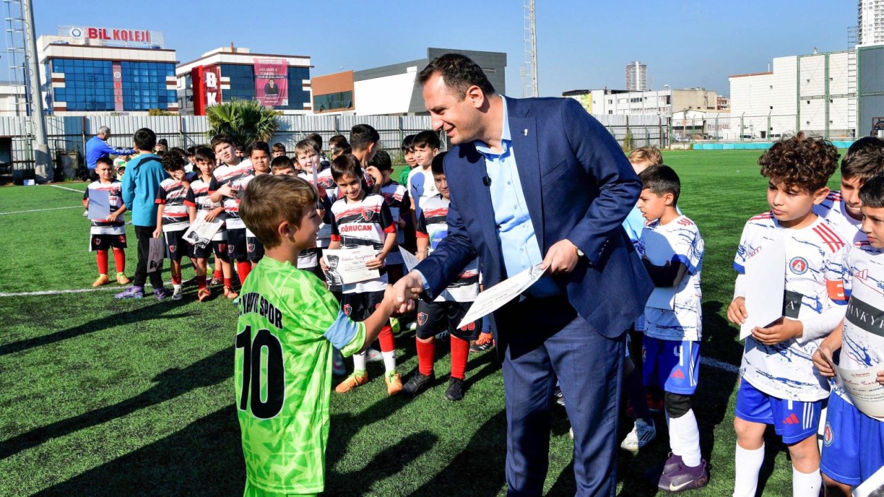 İzmir Bornova&#039;da minikler Atatürk&#039;ü turnuva ile andı