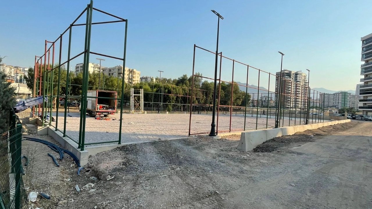 İzmir Büyükşehir’den gençlere beş yeni halı saha