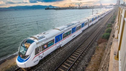 İzmir Büyükşehir'den Tugay’dan TCDD’ye sert çıkış: Ray kirasını sıfırlayın, 90 dakikayı hemen getireyim