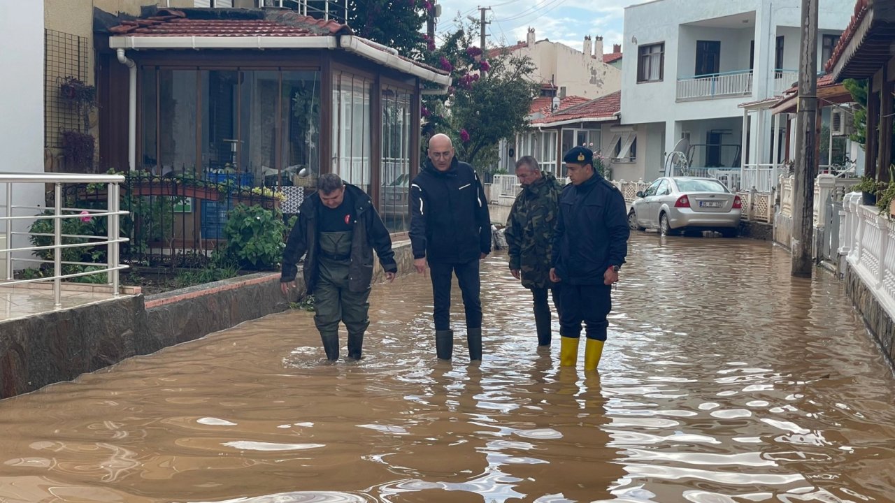 İzmir Foça&#039;da sel! Selden etkilenen bölgelere Kaymakam Aydın&#039;dan inceleme