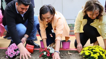 İzmir Karabağlar ‘da parklar yenileniyor, mahalleler güzelleşiyor