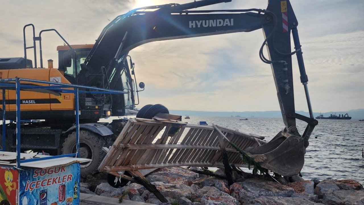İzmir Karşıyaka’daki kaçak iskeleler yıkılıyor