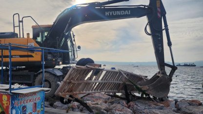 İzmir Karşıyaka’daki kaçak iskeleler yıkılıyor