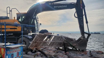 İzmir Karşıyaka’daki kaçak iskeleler yıkılıyor