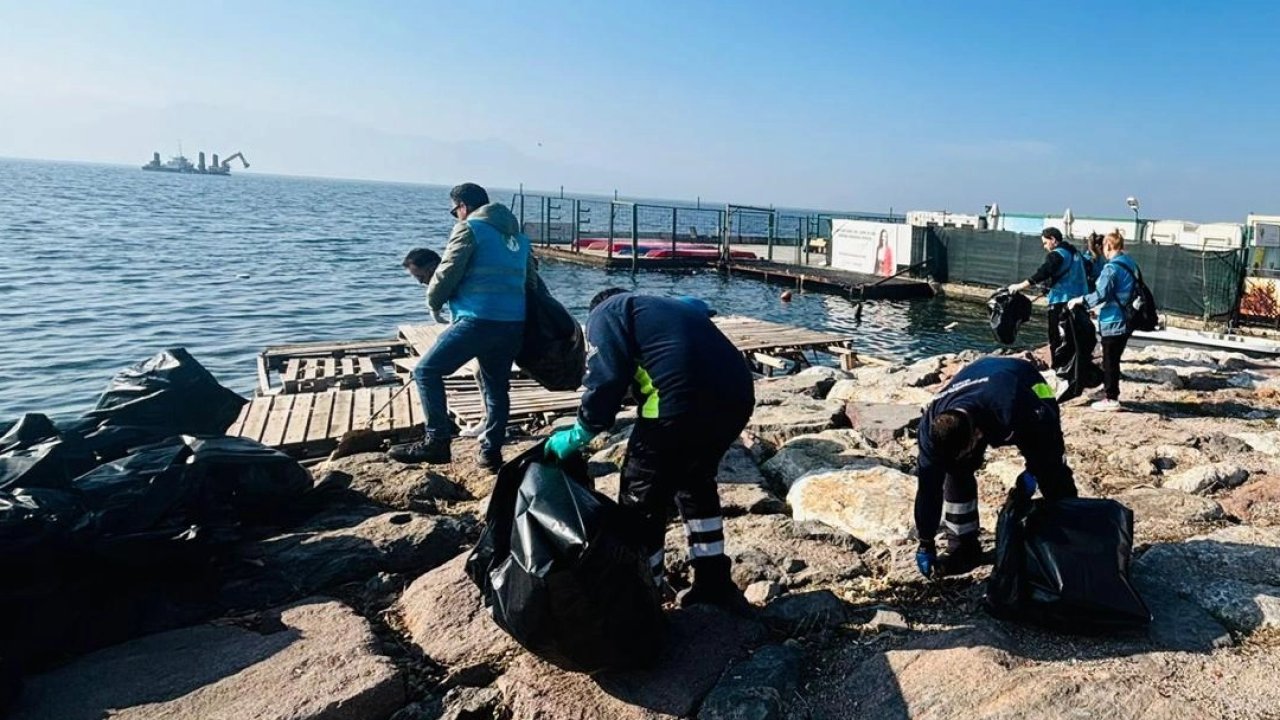 İzmir&#039;de doğaseverler Karşıyaka&#039;da kıyı temizliği yaptı