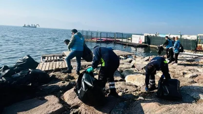 İzmir'de doğaseverler Karşıyaka'da kıyı temizliği yaptı