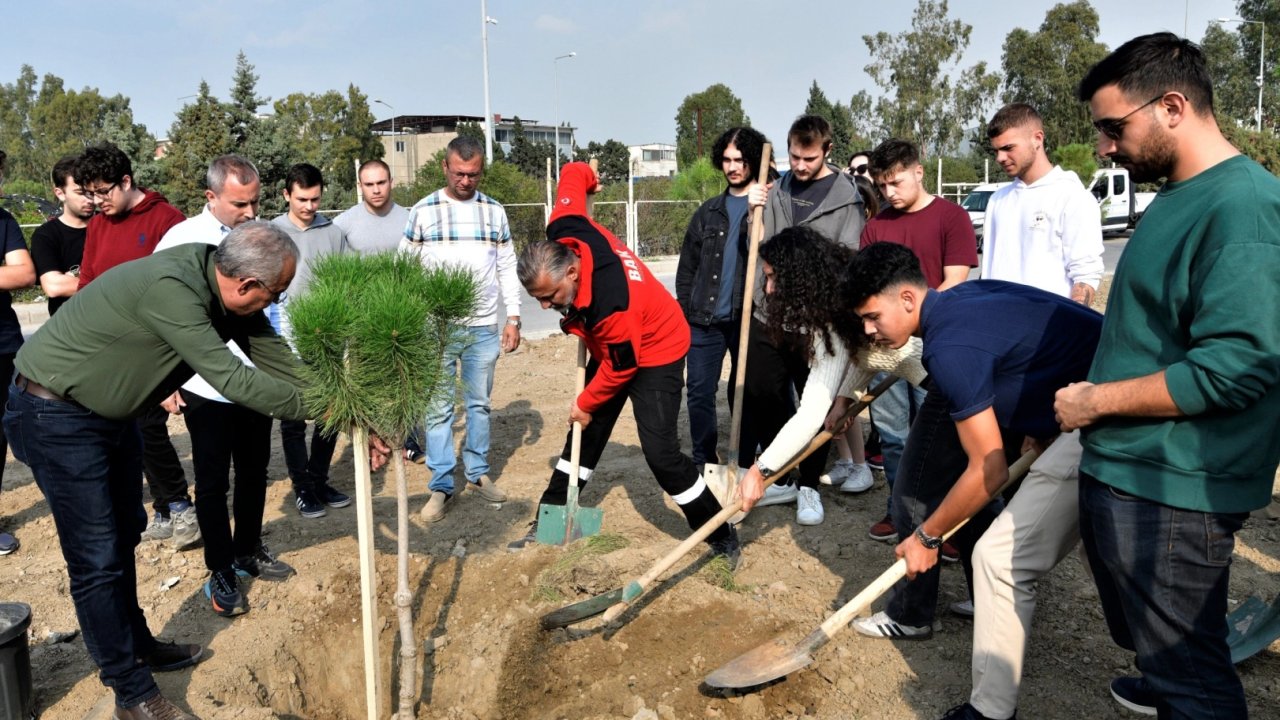 İzmir&#039;de gençlerin eliyle daha yeşil Bornova