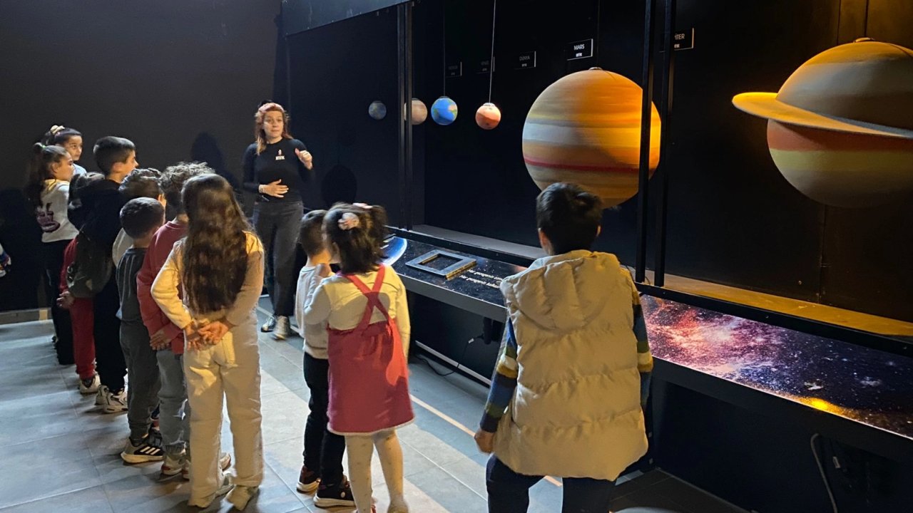 İzmir&#039;de hayallerini çizen 650 çocuk Uzay Kampüsü’nde buluştu