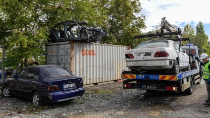 İzmir'de hurda araçlar ekonomiye kazandırılıyor